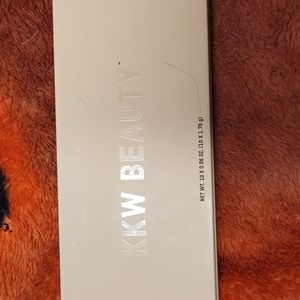 Kkw beauty eyeshadow palette